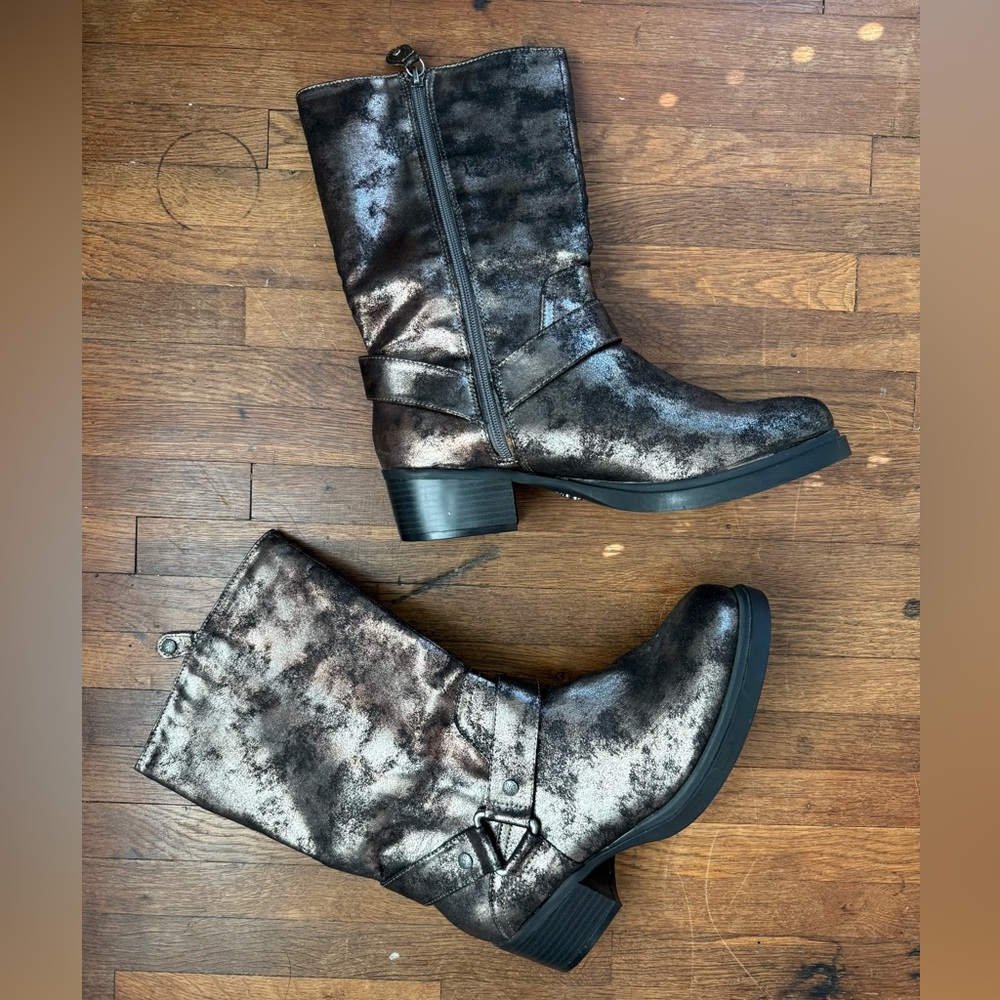Simply Vera Vera Wang Marnismoke gold metallic Moto Boots 9